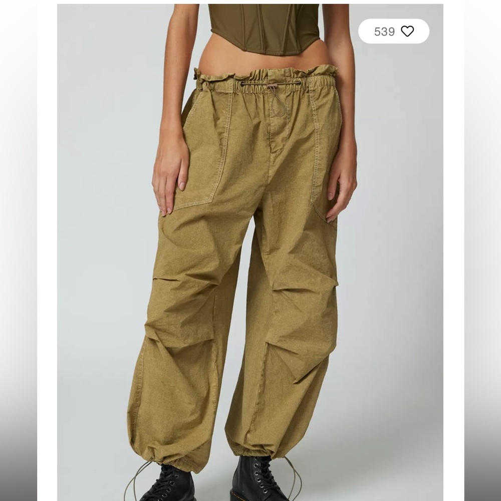 Urban outfitters baggy cargo green pants. Size small. Worn once